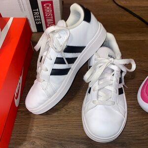 ADIDAS GRAND COURT LIFESTYLE BOYS BLACK WHITE SNEAKERS size 1